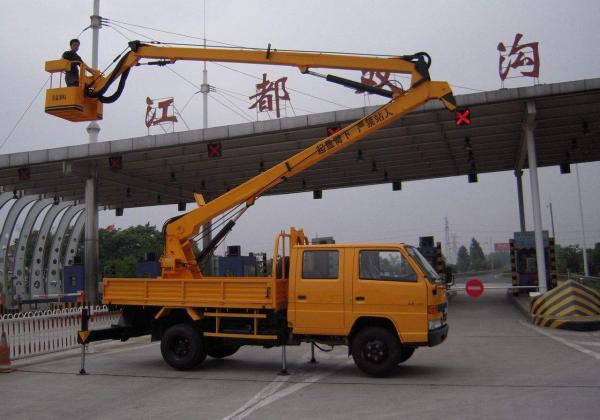 曲臂式升降機(jī)16（曲臂式升降機(jī)多少錢一天）